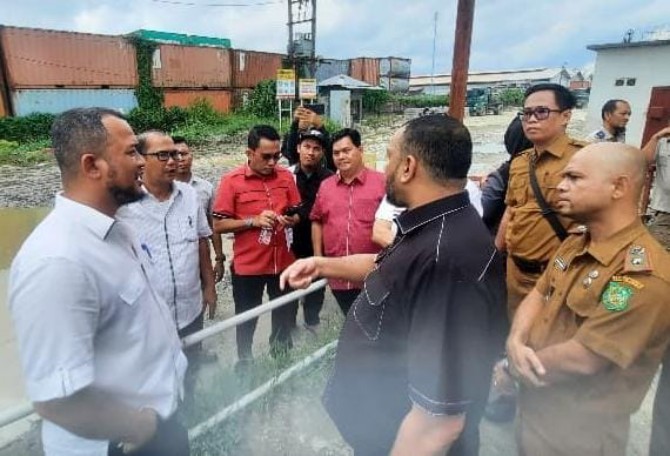 Anggota Komisi 4 DPRD Medan melakukan sidak ke SPBU Belawan 14.204.1120 di Jalan Pelabuhan Raya, Kelurahan Belawan I Kecamatan Medan Belawan, kemarin.