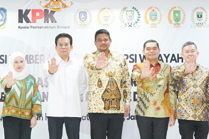 Gubernur Sumatera Utara (Sumut) Bobby Nasution menyambangi gedung Komisi Pemberantasan Korupsi (KPK), Senin (28/4/2025).