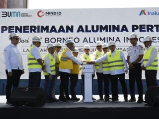 PT Indonesia Asahan Aluminium (Inalum), anggota Holding BUMN Industri Pertambangan MIND ID, hari ini resmi menerima 21.467 MT pengiriman pertama alumina dari Smelter Grade Alumina Refinery (SGAR) yang berlokasi di Mempawah, Kalimantan Barat, ke fasilitas smelter Inalum di Kuala Tanjung, Sumatera Utara.