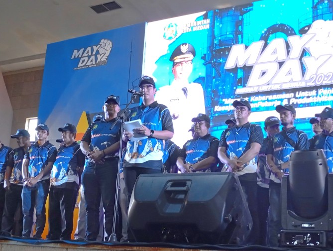 Walikota Medan Rico Waas bersama ribuan buruh Kota Medan di Pardede Hall Medan, Kamis (1/5/2025).