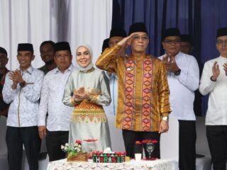 Ribuan warga tumpah ruah memadati Pasar Sipagimbar, Kecamatan Saipar Dolok Hole (SDH), untuk menyaksikan pawai Ta'aruf Musabaqoh Tilawatil Quran (MTQ) ke-57 tingkat Kabupaten Tapanuli Selatan (Tapsel), Kamis (1/5/2025).