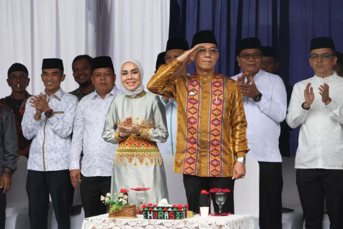 Ribuan warga tumpah ruah memadati Pasar Sipagimbar, Kecamatan Saipar Dolok Hole (SDH), untuk menyaksikan pawai Ta'aruf Musabaqoh Tilawatil Quran (MTQ) ke-57 tingkat Kabupaten Tapanuli Selatan (Tapsel), Kamis (1/5/2025).