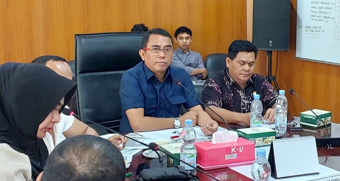 Ketua Komisi 4 DPRD Medan Paul Mei Anton Simanjuntak mendesak Satpol PP Kota Medan bertindak tegas dengan menyegel bangunan di Jalan Pabrik Tenun, Kelurahan Sei Putih Tengah, Kecamatan Medan Petisah.