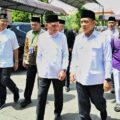 Wakil Gubernur Sumatera Utara (Wagubsu) Surya bersama Wakil Menteri Agama (Wamenag) RI Romo Raden Muhammad Syafi’i melepas keberangkatan Calon Jemaah Haji Kelompok Terbang (Kloter) I Embarkasi KNO Medan 1446 H/2025 M di Asrama Haji Medan, Jumat (2/5/2025).