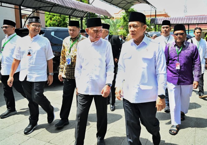 Wakil Gubernur Sumatera Utara (Wagubsu) Surya bersama Wakil Menteri Agama (Wamenag) RI Romo Raden Muhammad Syafi’i melepas keberangkatan Calon Jemaah Haji Kelompok Terbang (Kloter) I Embarkasi KNO Medan 1446 H/2025 M di Asrama Haji Medan, Jumat (2/5/2025).