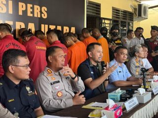 Direktur Reserse Narkoba Polda Sumut, Kombes Pol Jean Calvijn Simanjuntak didampingi Kasubbid Penmas, Kompol Siti Rohani memaparkan pengungkapan kasus narkoba di Mapolres Pematang Siantar, Jumat (2/5/2025).