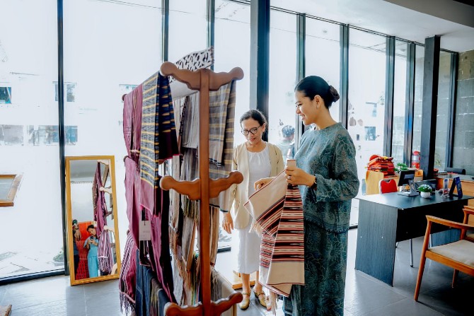 Ketua Dewan Kerajinan Nasional Daerah Sumatera Utara (Dekranasda Sumut ) Kahiyang Ayu mengunjungi Galery Ulos Hutaraja yang berada di kawasan Kampung Ulos Hutaraja, Dusun II, Desa Lumban Suhi-suhi Toruan, Kecamatan Pangururan, Kabupaten Samosir, Minggu (4/5/2025).