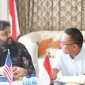 Wakil Walikota Medan Zakiyuddin Harahap duduk bersama dengan Wakil Konsul AS untuk Poltik dan Ekonomi , Suraj S. Mungara membas peluang kerjasama pengembangan UMKM di Kota Medan. Pembahasan ini sendiri berlangsung di kediaman pribadi Zakiyuddin, Jalan Gurilla, Selasa (6/5/2025).