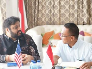 Wakil Walikota Medan Zakiyuddin Harahap duduk bersama dengan Wakil Konsul AS untuk Poltik dan Ekonomi , Suraj S. Mungara membas peluang kerjasama pengembangan UMKM di Kota Medan. Pembahasan ini sendiri berlangsung di kediaman pribadi Zakiyuddin, Jalan Gurilla, Selasa (6/5/2025).