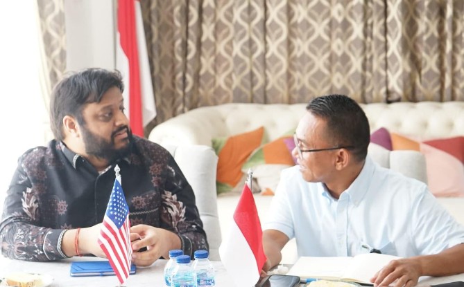 Wakil Walikota Medan Zakiyuddin Harahap duduk bersama dengan Wakil Konsul AS untuk Poltik dan Ekonomi , Suraj S. Mungara membas peluang kerjasama pengembangan UMKM di Kota Medan. Pembahasan ini sendiri berlangsung di kediaman pribadi Zakiyuddin, Jalan Gurilla, Selasa (6/5/2025).