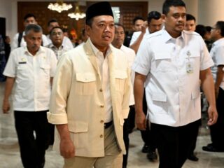 Menteri ATR/BPN Nusron Wahid bersama Gubernur Sumatera Utara Bobby Nasution rapat koordinasi tentang penyelesaian masalah pertanahan di Sumut. Rapat tersebut berlangsung di Aula Raja Inal Siregar, Kantor Gubernur, Jalan Diponegoro 30, Medan, Rabu (7/5/2025).