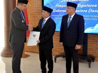 Gubernur Sumatera Utara Muhammad Bobby Afif Nasution menyerahkan surat keputusan tentang pengangkatan dua anggota Dewan Pengawas Perusahaan Umum Daerah (Perumda) Tirtanadi.
