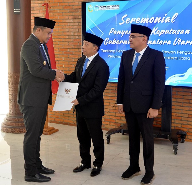 Gubernur Sumatera Utara Muhammad Bobby Afif Nasution menyerahkan surat keputusan tentang pengangkatan dua anggota Dewan Pengawas Perusahaan Umum Daerah (Perumda) Tirtanadi.