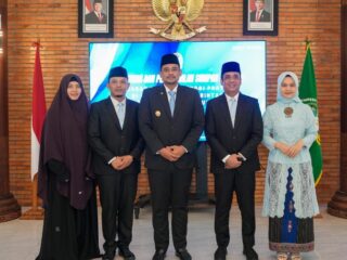 Gubernur Sumatera Utara Muhammad Bobby Afif Nasution melantik Chusnul Fanany Sitorus sebagai Kepala Biro Administrasi Umum dan Chandra Dalimunthe sebagai Kepala Biro Pengadaan Barang Jasa Setdaprovsu, di Kantor Gubernur Sumatera Utara, Jumat (9/5/2025).