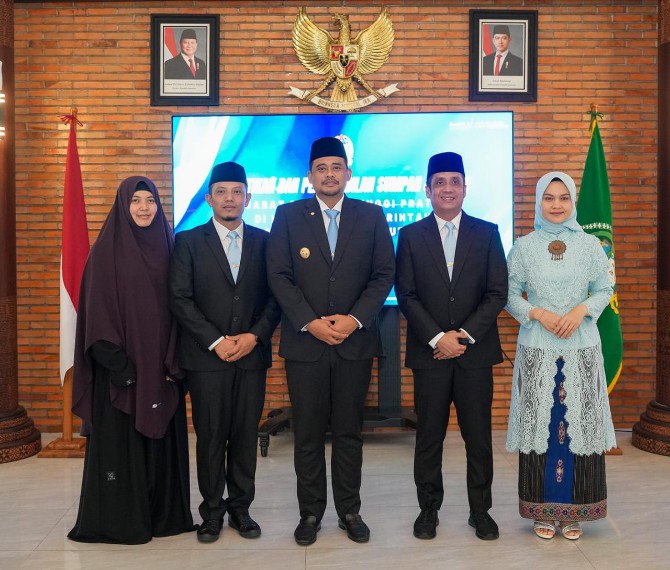 Gubernur Sumatera Utara Muhammad Bobby Afif Nasution melantik Chusnul Fanany Sitorus sebagai Kepala Biro Administrasi Umum dan Chandra Dalimunthe sebagai Kepala Biro Pengadaan Barang Jasa Setdaprovsu, di Kantor Gubernur Sumatera Utara, Jumat (9/5/2025).