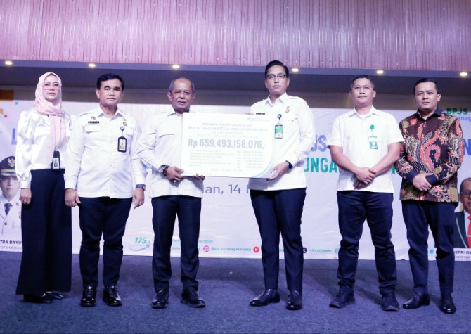 Rico Waas saat melaunching Program Perlindungan Jaminan Sosial BPJS Ketenagakerjaan melalui Kepala Lingkungan di Wilayah Kota Medan di Hotel Grand Kanaya, Jalan Darussalam Medan, Rabu (14/5/2025).