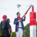 Memakai pakaian adat Maluku, Walikota Medan Rico Waas memimpin ziarah peringatan Hari Pahlawan Kapitan Pattimura ke-208 di Taman Makam Pahlawan Medan, Kamis (15/5/2025).