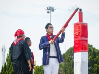 Memakai pakaian adat Maluku, Walikota Medan Rico Waas memimpin ziarah peringatan Hari Pahlawan Kapitan Pattimura ke-208 di Taman Makam Pahlawan Medan, Kamis (15/5/2025).