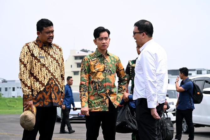 Wakil Presiden Gibran Rakabuming Raka dan Gubernur Sumut Bobby Nasution melepas jemaah haji Kloter 12 asal Medan dan Batubara di Asrama Haji Medan, Kamis (15/5/2025).