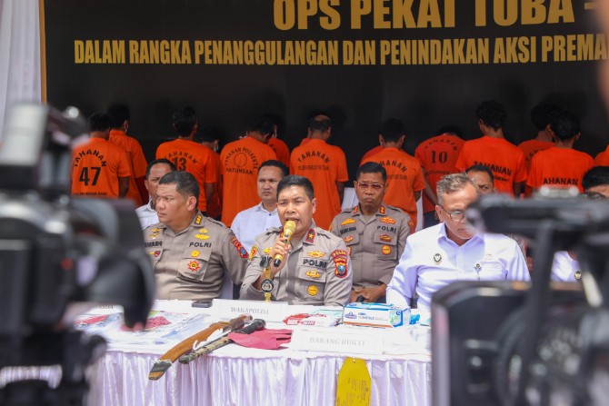 Wakapolda Sumut Brigjen Pol Rony Samtana  mewakili Kapolda Sumut dalam konferensi pers di Mapolda Sumut, Kamis (15/5/2025).