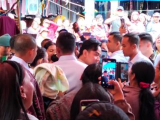 Warga dan pedagang Pasar Rakyat Dolok Sanggul, Humbahas sambut kedatangan Wakil Presiden Gibran Rakabuming Raka dan Gubernur Sumatera Bobby Nasution beserta rombongan, Jumat (16/5/2025).