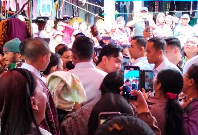 Warga dan pedagang Pasar Rakyat Dolok Sanggul, Humbahas sambut kedatangan Wakil Presiden Gibran Rakabuming Raka dan Gubernur Sumatera Bobby Nasution beserta rombongan, Jumat (16/5/2025).