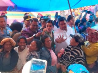 Gubernur Sumatera Utara Bobby Nasution mendampingi Wakil Presiden RI Gibran Rakabuming Raka mengunjungi Puskesmas Sigompul, Kecamatan Lintong Nihuta, Kabupaten Humbang Hasundutan, Jumat (16/5/2025).