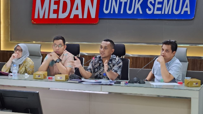 Badan Pendapatan Daerah (Bapenda) Kota Medan memperkenalkan layanan pembayaran pajak secara langsung di tengah kegiatan Car Free Day (CFD) yang berlangsung setiap Minggu pagi di Lapangan Merdeka Medan.