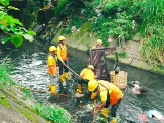 Usai memimpin gotong royong pembersihan Sungai Putih di aliran Jalan Masjid, Kelurahan Sei Putih Tengah, Sabtu (17/5/2025), Walikota Medan Rico Tri Putra Bayu Waas menggelar kegiatan Sapa Warga di Gang Berdikari, Jalan M. Idris.