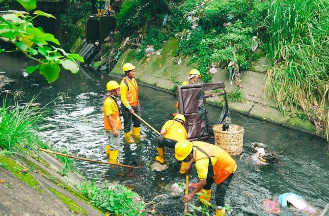 Usai memimpin gotong royong pembersihan Sungai Putih di aliran Jalan Masjid, Kelurahan Sei Putih Tengah, Sabtu (17/5/2025), Walikota Medan Rico Tri Putra Bayu Waas menggelar kegiatan Sapa Warga di Gang Berdikari, Jalan M. Idris.