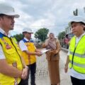 Wakil Ketua DPRD Medan, Zulkarnaen, meninjau penataan median Jalan Letda Sujono di Simpang Tol Bandar Selamat, Kecamatan Medan Tembung, Senin (19/5/2025).
