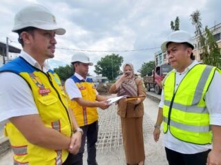 Wakil Ketua DPRD Medan, Zulkarnaen, meninjau penataan median Jalan Letda Sujono di Simpang Tol Bandar Selamat, Kecamatan Medan Tembung, Senin (19/5/2025).