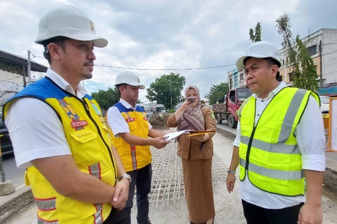 Wakil Ketua DPRD Medan, Zulkarnaen, meninjau penataan median Jalan Letda Sujono di Simpang Tol Bandar Selamat, Kecamatan Medan Tembung, Senin (19/5/2025).