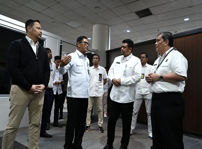 Gubernur Sumatera Utara Muhammad Bobby Afif Nasution mengapresiasi fasilitas autogate dan Pekerja Migran Indonesia (PMI) Lounge yang kini dimiliki Bandara Kualanamu.