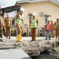 Walikota Medan, Rico Tri Putra Bayu Waas, meninjau langsung proyek peningkatan saluran drainase di Jalan Cimanuk, Kecamatan Medan Belawan, Senin (19/5/2025).