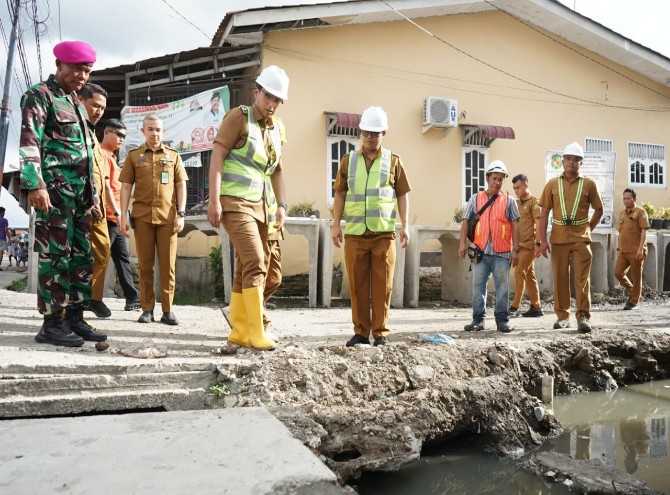 Walikota Medan, Rico Tri Putra Bayu Waas, meninjau langsung proyek peningkatan saluran drainase di Jalan Cimanuk, Kecamatan Medan Belawan, Senin (19/5/2025).