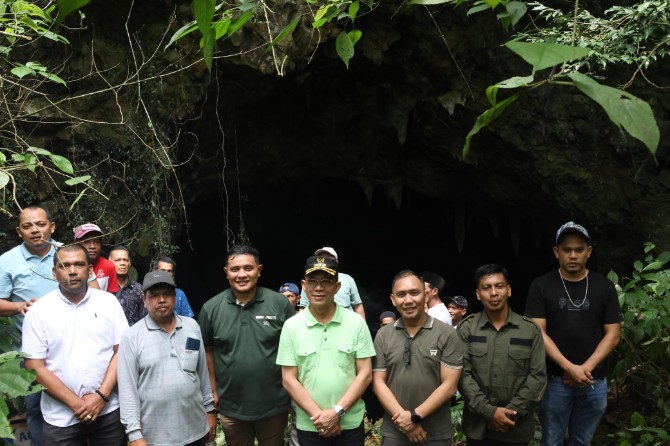 Basith berkesempatan mendampingi Bupati Tapsel, Gus Irawan Pasaribu, meninjau langsung keindahan alam Gua Stalaktit tersebut.