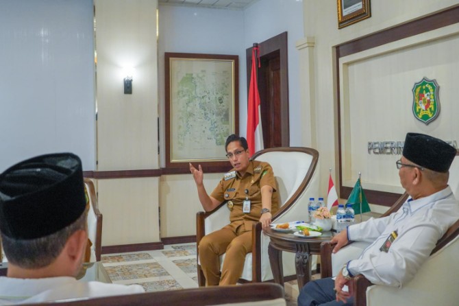 Walikota Medan Rico Waas sedang merancang skema pemotongan gaji ASN yang bercerai untuk menjamin biaya hidup anak mereka. Rencana ini akan dikoordinasikan terlebih dahulu dengan perangkat daerah terkait.