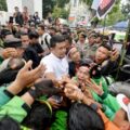 Gubernur Sumatera Utara Muhammad Bobby Afif Nasution menemui dan mendengarkan keluhan para driver ojek online (Ojol) roda dua, saat melakukan unjuk rasa di depan Kantor Gubernur Sumut, Jalan Diponegoro 30 Medan, Selasa (20/5/2025).