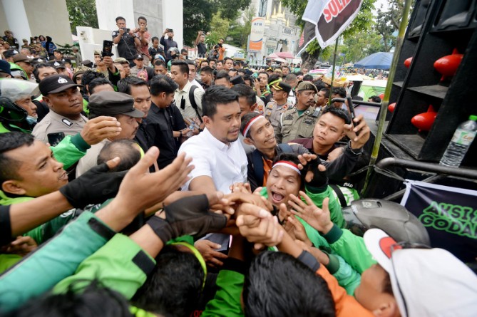 Gubernur Sumatera Utara Muhammad Bobby Afif Nasution menemui dan mendengarkan keluhan para driver ojek online (Ojol) roda dua, saat melakukan unjuk rasa di depan Kantor Gubernur Sumut, Jalan Diponegoro 30 Medan, Selasa (20/5/2025).