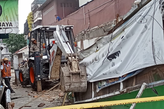 Pemko Medan melalui Satuan Polisi Pamong Praja dan Dinas Sumber Daya Air Bina Marga Bina Kontruksi (SDABMBK) membongkar paksa dua unit bangunan yang berdiri di atas saluran drainase dan ruang manfaat jalan (rumaja) di Jalan Bayam, Kelurahan Petisah Hulu, Kecamatan Medan Baru, kemarin.
