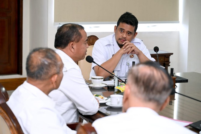 Gubernur Sumatera Utara Bobby Afif Nasution menegaskan , Pemprov Sumut akan turun langsung menangani hama lalat buah yang menghantui petani jeruk di Karo, Sumut.