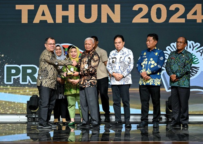 Wakil Gubernur Sumatera Utara (Wagubsu) Surya menyerahkan Penghargaan Lingkungan Hidup 2024 hasil penilaian peringkat kinerja perusahaan dalam pengelolaan lingkungan hidup di Kantor Gubernur Sumut Jalan Diponegoro Nomot 30, Medan, Kamis (22/5/2025).