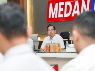 Walikota Medan Rico Waas menegaskan kepada camat dan lurah untuk tidak berlagak seperti raja kecil di wilayahnya masing - masing.