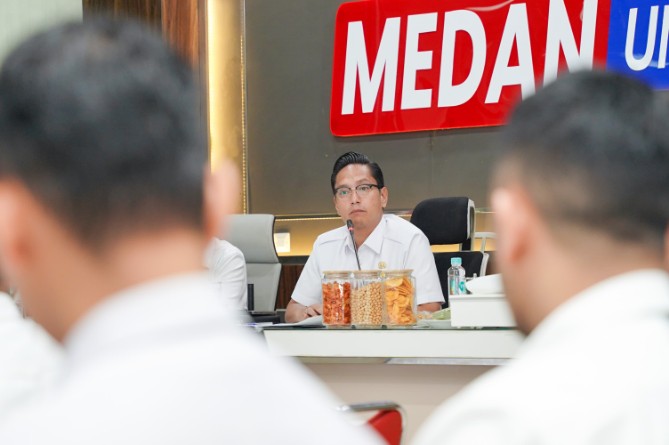 Walikota Medan Rico Waas menegaskan kepada camat dan lurah untuk tidak berlagak seperti raja kecil di wilayahnya masing - masing.