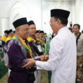 Suasana haru menyelimuti halaman Masjid Agung Syahrun Nur Sipirok, manakala Bupati Tapanuli Selatan Gus Irawan Pasaribu melepas 174 orang calon jamaah haji (Calhaj) menuju Asrama Haji Medan (Ahmed) dengan diiringi lantunan azan yang dikumandangkan pimpinan DPRD Tapsel Abdul Basith Dalimunthe, Sabtu (24/5/2025).