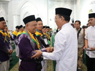 Suasana haru menyelimuti halaman Masjid Agung Syahrun Nur Sipirok, manakala Bupati Tapanuli Selatan Gus Irawan Pasaribu melepas 174 orang calon jamaah haji (Calhaj) menuju Asrama Haji Medan (Ahmed) dengan diiringi lantunan azan yang dikumandangkan pimpinan DPRD Tapsel Abdul Basith Dalimunthe, Sabtu (24/5/2025).