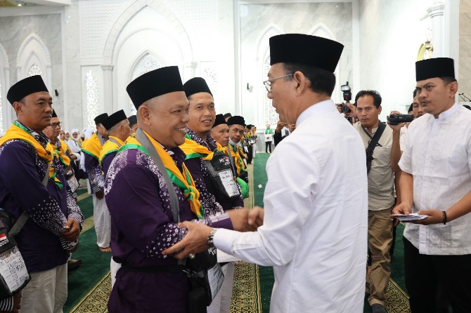Suasana haru menyelimuti halaman Masjid Agung Syahrun Nur Sipirok, manakala Bupati Tapanuli Selatan Gus Irawan Pasaribu melepas 174 orang calon jamaah haji (Calhaj) menuju Asrama Haji Medan (Ahmed) dengan diiringi lantunan azan yang dikumandangkan pimpinan DPRD Tapsel Abdul Basith Dalimunthe, Sabtu (24/5/2025).
