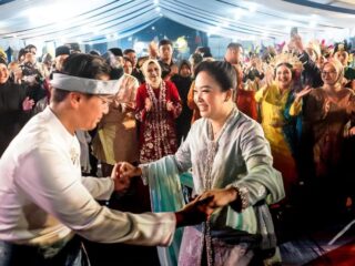 Walikota Medan Rico Tri Putra Bayu Waas dan Ketua TP PKK Airin menari melayu bersama pengunjung dalam penutupan Gelar Melayu Serumpun (Gemes) ke-8, Sabtu (24/5/2025) malam.