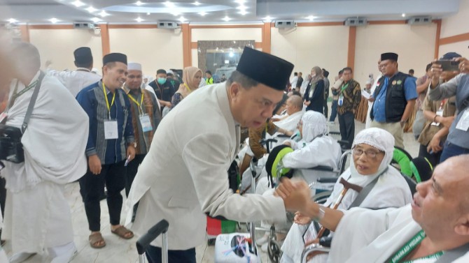 Sebanyak 174 Jamaah Calon Haji (JCH) asal Kabupaten Tapanuli Selatan, Sumatera Utara, resmi diberangkatkan ke Tanah Suci melalui Embarkasi Medan pada Minggu (26/5) malam.